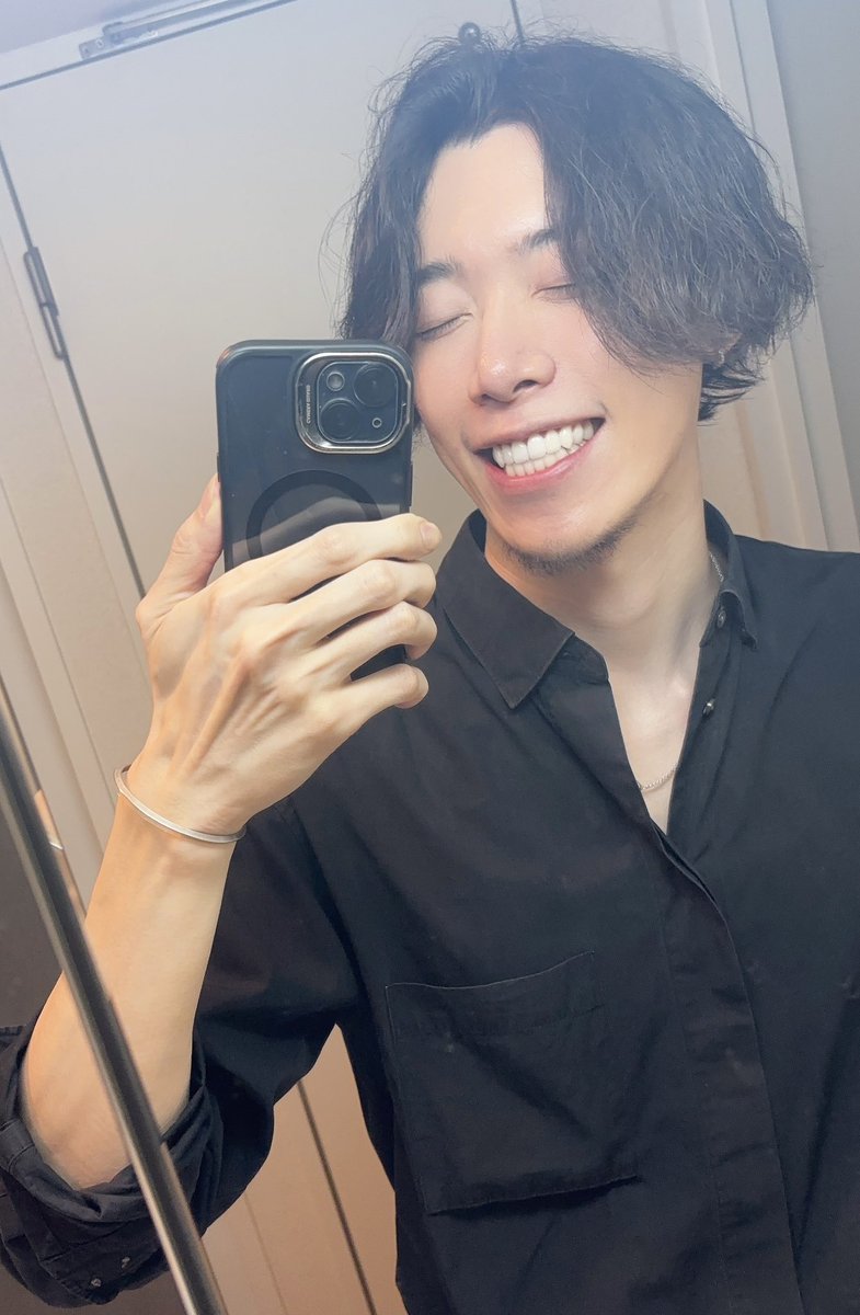 Jan0me_'s tweet photo. ついに裏側矯正終わった〜！

滑舌悪くなるしモノ食べづらいしベロ刺さって痛いしホワイトニング合わせて90万近くかかったけど超綺麗になってホントにやってよかった

👈before    after👉 https://t.co/Q4I99p7Xcx