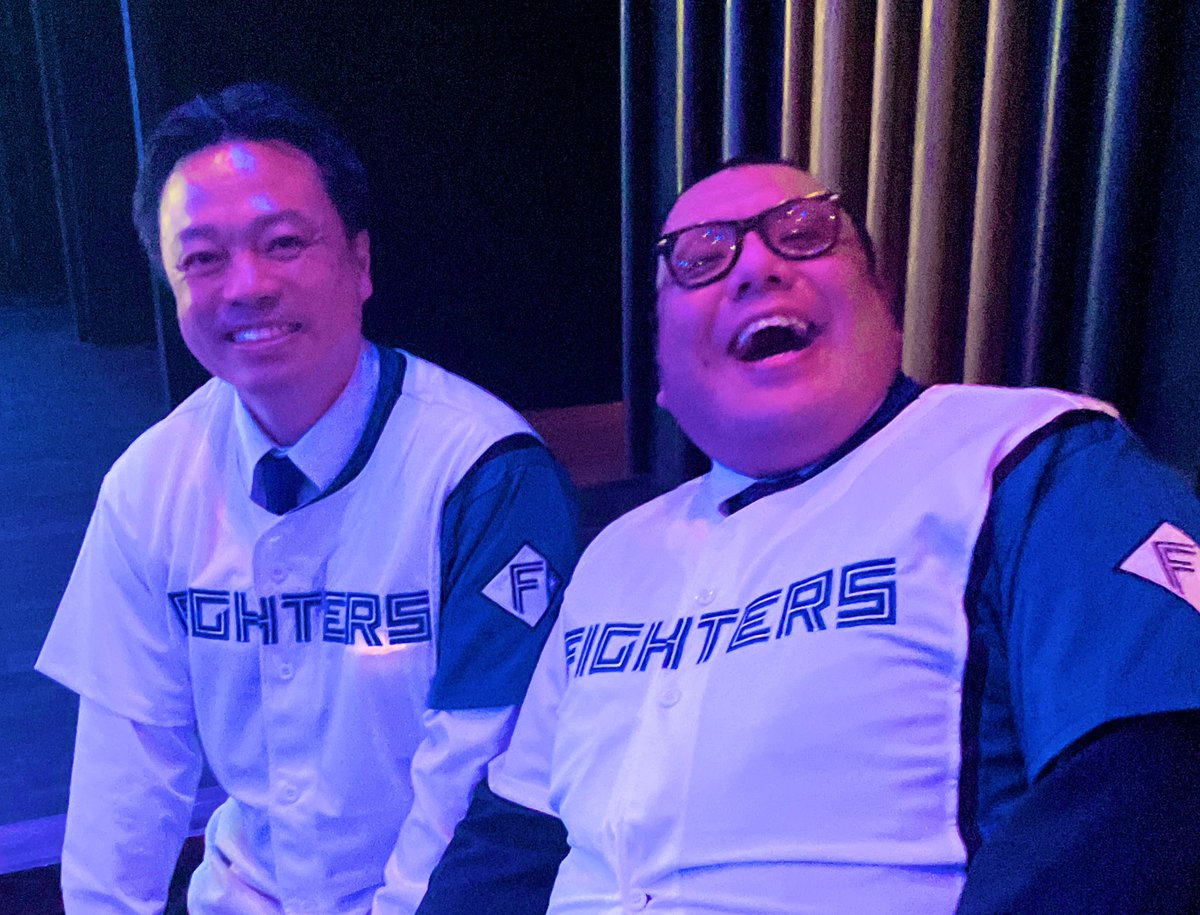 市民文化ホールのPublic Viewing に来ています。

マルチホールで鑑賞していますが、アルコール含めた飲食OKなので、チルいスポーツバーみたいな空間が広がっていました。

新しい公共施設の在り方として、とっても素敵です！ 

3枚目は金澤市長と半目開きの志方です。