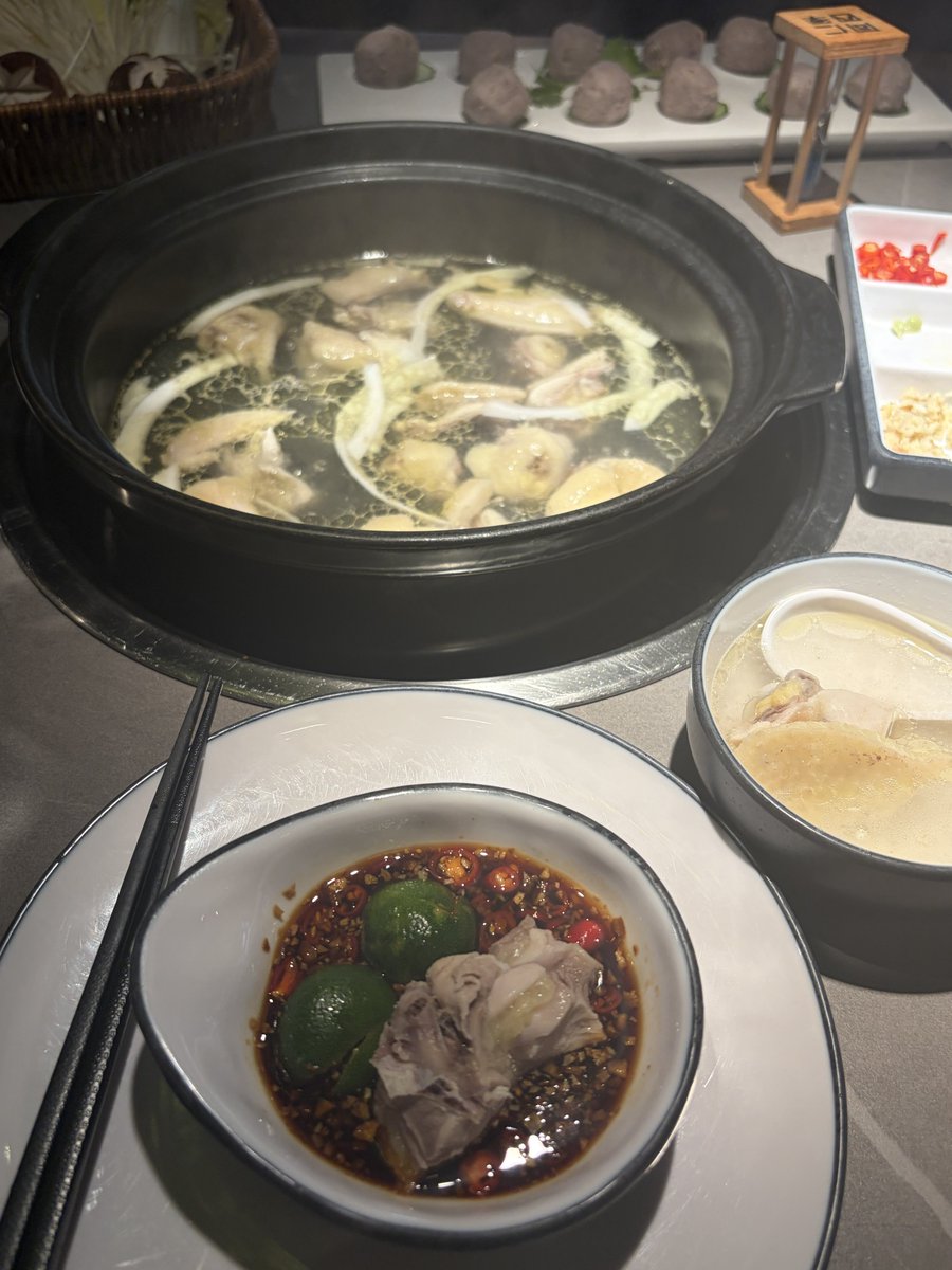 终于躺在马路上 tweet media