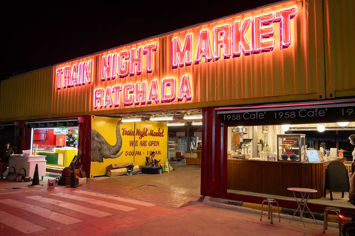 ajimoto's tweet image. お待ちかね！
ラチャダー鉄道市場が復活しました。
カラフルな屋根はこれから益々充実していくはずです

#バンコク　#タイ
