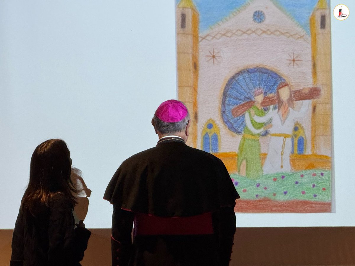 IglesiaEnLeon's tweet photo. 👉🏼 Nuestro Obispo el P. @cmfluisangel ha hecho entrega este mediodía en el 🏛️ #MDySS los premios del 🖼️ VI concurso de dibujos cofrades 'Paponín, pinta tu Semana Santa', organizado por @jovpapones con la colaboración del #MDySS, 🛐 #SeminarioSanFroilán y @pasjuleon. https://t.co/zFAiZkPDaC