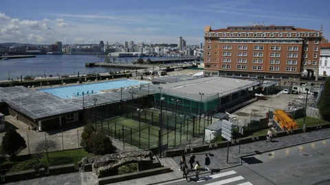 ddgrandio's tweet photo. Hotel #Finisterre (inaugurado no 1948) e praia do #Parrote, hoxe convertida en recheo e instalacións deportivas privadas sobre solo público. 

#Coruña #Onte #Hoxe https://t.co/NHWxuxEkEc
