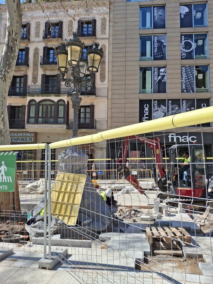 jacques_44's tweet photo. Font de Canaletes, Rambles de Barcelona, entremig d'obres, maquinaria pessant i utilitzada com a suport d'estris protegida ran sols per una manteta per la pols.
No hauria d'estar mes ben protegida?
#patrimoni #ajbarcelona https://t.co/NRVrhx7Adx