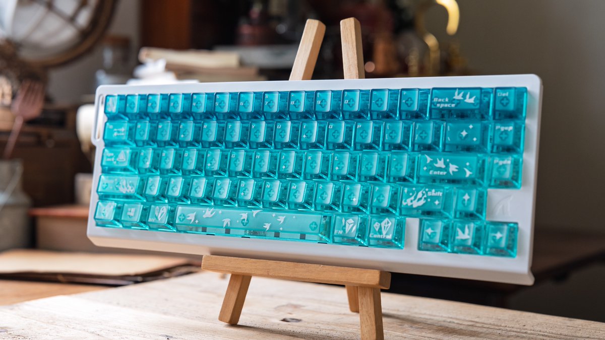 kazoo_desksetup's tweet image. KEYMOJI Phosphophyllite

宝石のエメラルドのように美しいキーキャップ
海の中にいるようなそんな綺麗さも漂う

今回初めてキーキャップの交換やってみましたが、これは本当に楽しい。デスクの気分転換にも持ってこいのアイテム💎

提供：@KEYMOJISTUDIO

#desksetup #keyboard