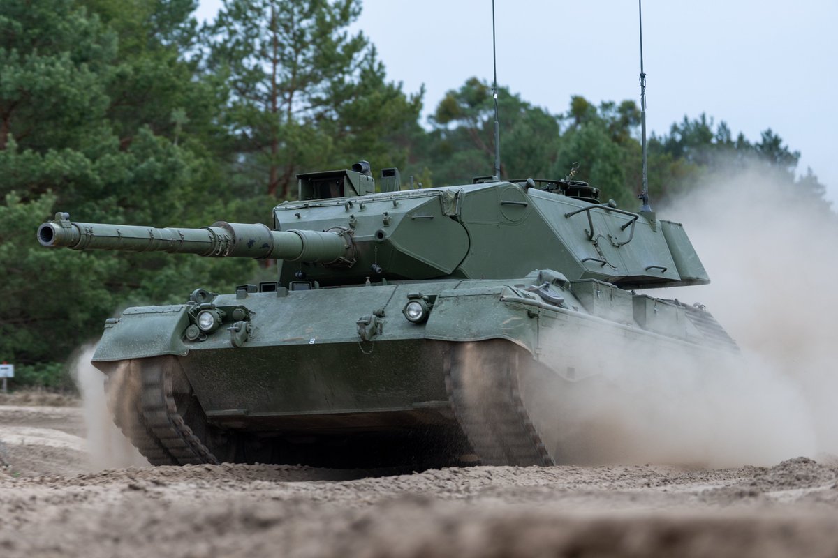 STC_EUMAM_UA's tweet image. The 830 hp V10 engine needs to be driven safely. The Leopard's strengths – speed and agility – are best utilized by the well-trained 🇺🇦 tank crew.#StrongerTogether #StandWithUkraine