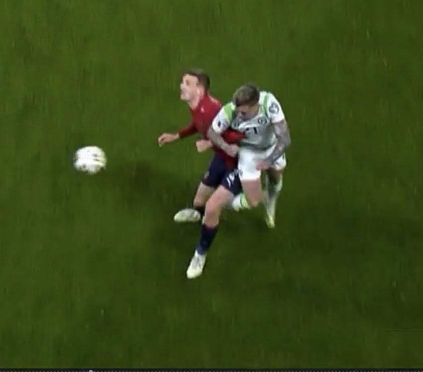 gloriousno1's tweet photo. @PintOfIrish14 @CorcaighO Mate, it’s this elbow right in the ribs that probably done most damage. His head doesn’t hit the ground. https://t.co/EMV4twuXFA