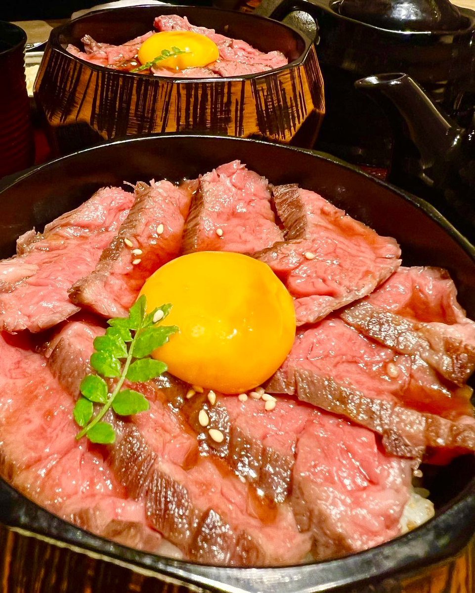 gourmetroad5's tweet photo. 愛知県春日井駅近くにあるお店「焼肉ホルモン炎風」の、肉そぼろご飯に驚くほど柔らかい和牛を敷き詰め、卵もついてくる1日5食限定の「和牛ひつまぶし」✨ https://t.co/7I7RLvxJWf