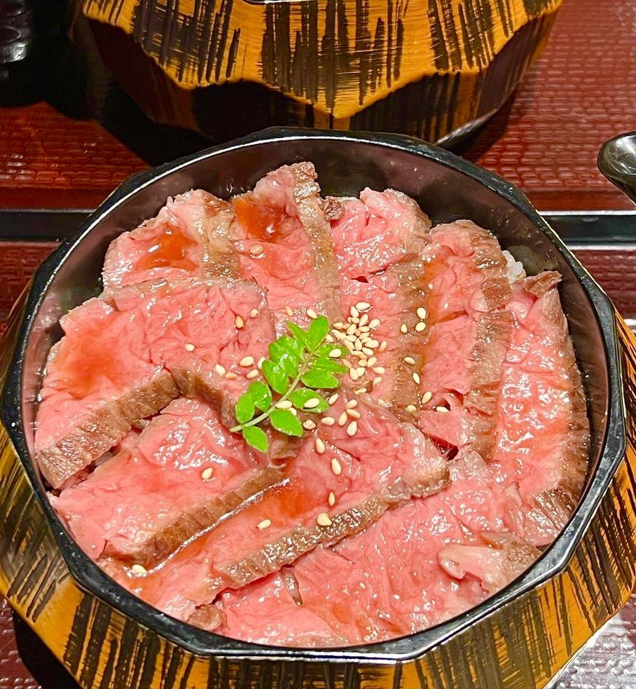 gourmetroad5's tweet photo. 愛知県春日井駅近くにあるお店「焼肉ホルモン炎風」の、肉そぼろご飯に驚くほど柔らかい和牛を敷き詰め、卵もついてくる1日5食限定の「和牛ひつまぶし」✨ https://t.co/7I7RLvxJWf