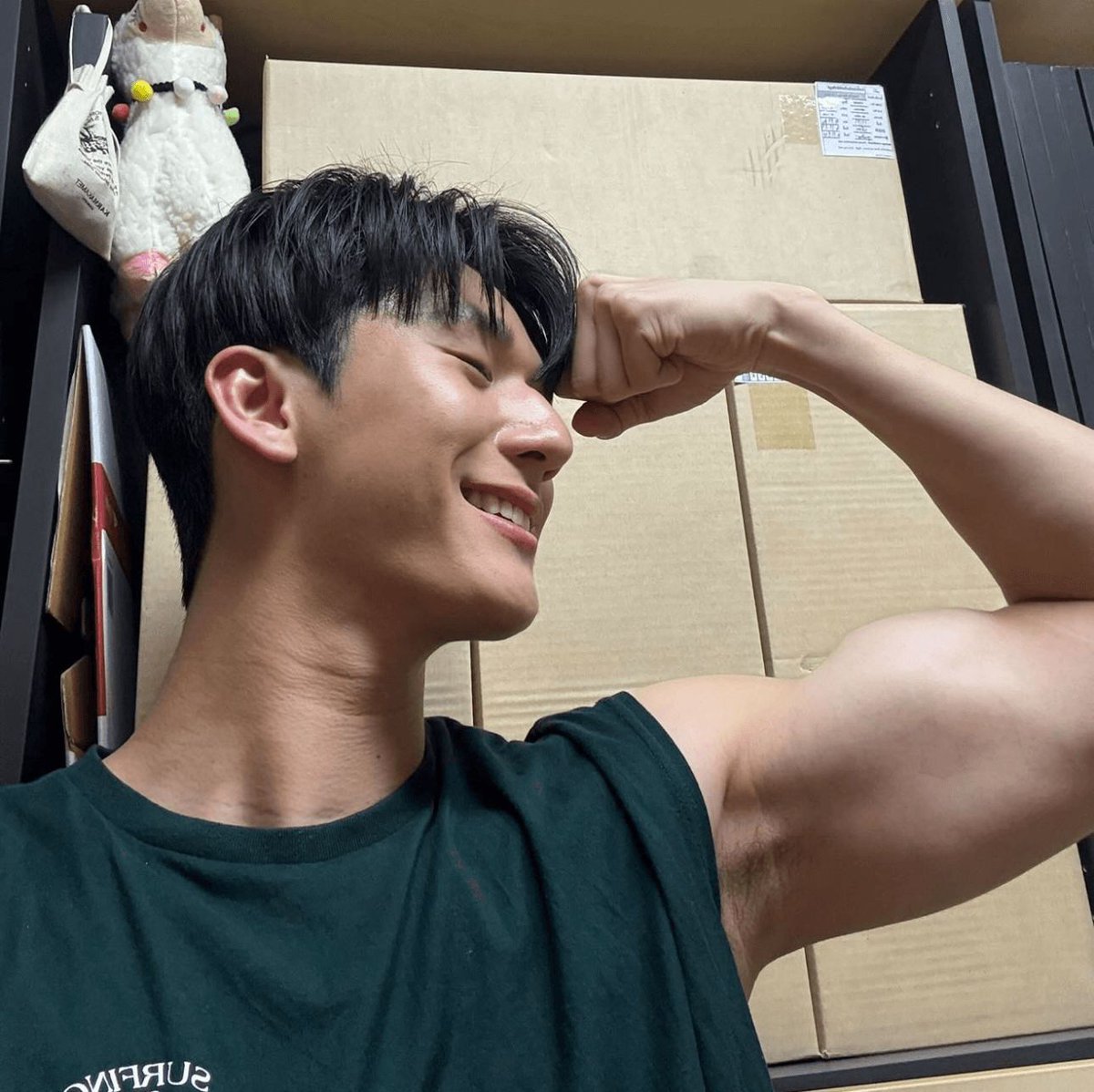 flexing actor tweet media