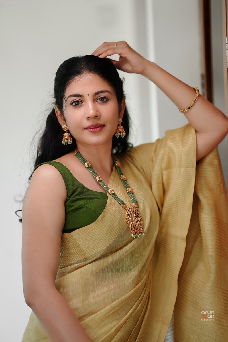 SshivadaOffcl's tweet photo. Who wouldn’t dress up and pose when you get to wear something you absolutely love… saree love 🤍✨

Photography by @arun_rajan_photography_ 
Jewellery by @leelaa_online 
Hair &amp; drape by @himas_makeover_studio https://t.co/OdjCUjoNy4