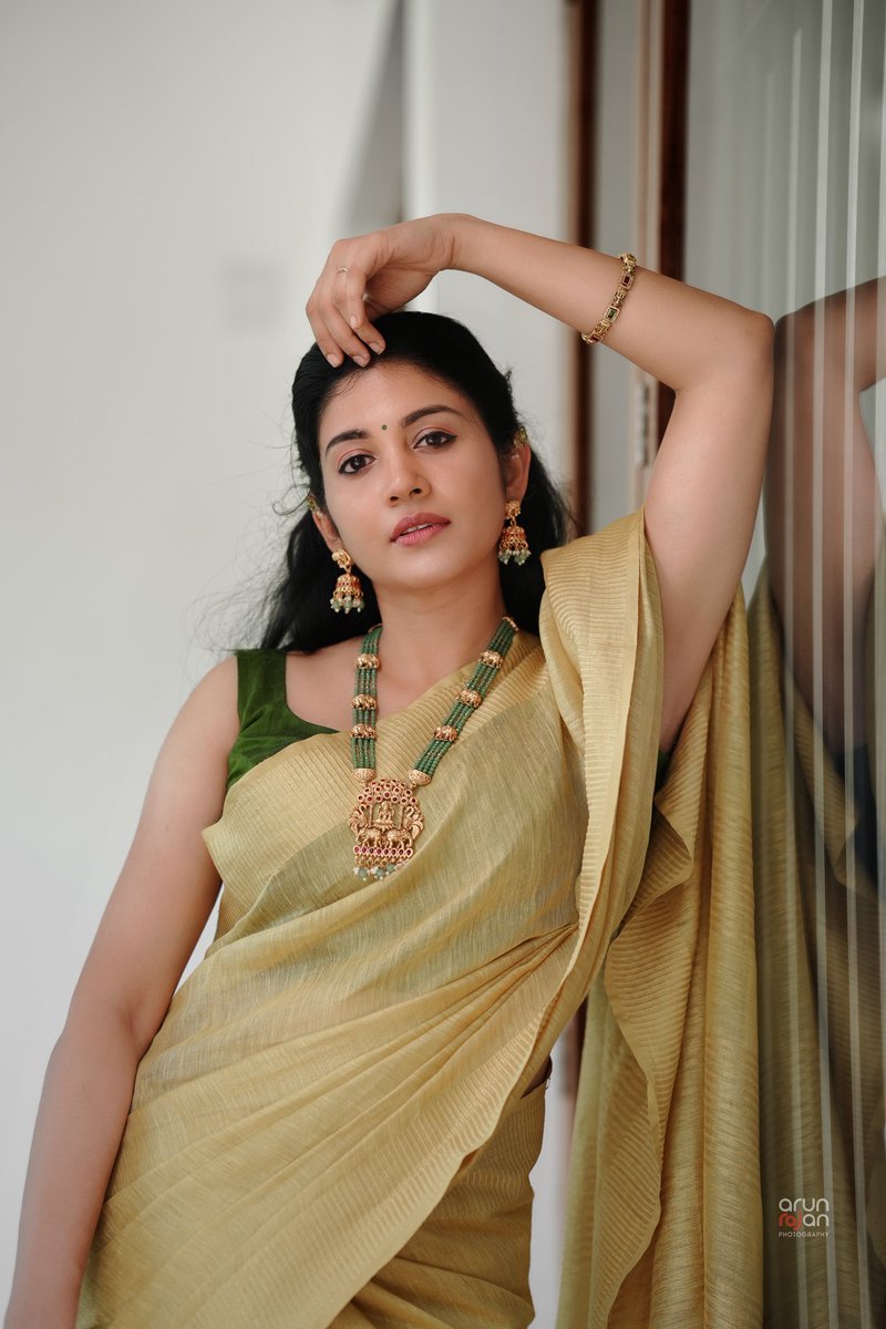 SshivadaOffcl's tweet photo. Who wouldn’t dress up and pose when you get to wear something you absolutely love… saree love 🤍✨

Photography by @arun_rajan_photography_ 
Jewellery by @leelaa_online 
Hair &amp; drape by @himas_makeover_studio https://t.co/OdjCUjoNy4