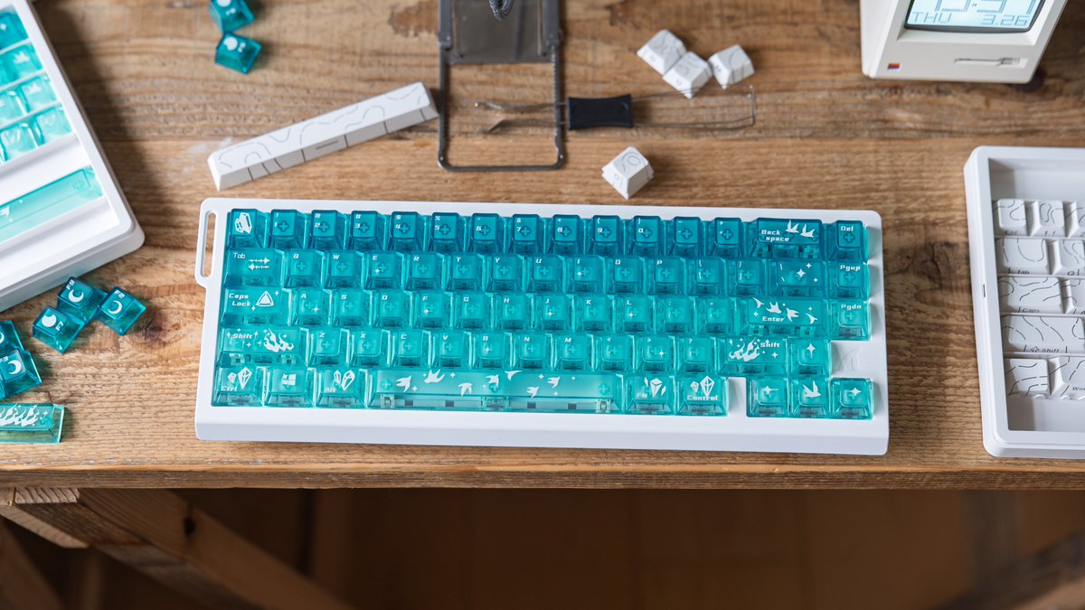 kazoo_desksetup's tweet image. KEYMOJI Phosphophyllite

宝石のエメラルドのように美しいキーキャップ
海の中にいるようなそんな綺麗さも漂う

今回初めてキーキャップの交換やってみましたが、これは本当に楽しい。デスクの気分転換にも持ってこいのアイテム💎

提供：@KEYMOJISTUDIO

#desksetup #keyboard