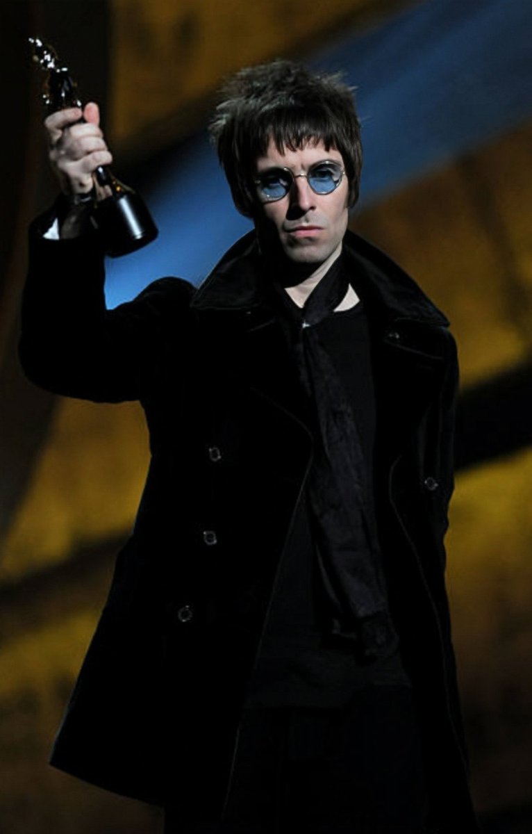 marti🦇lili's wife🤍 saw oasis!! tweet media