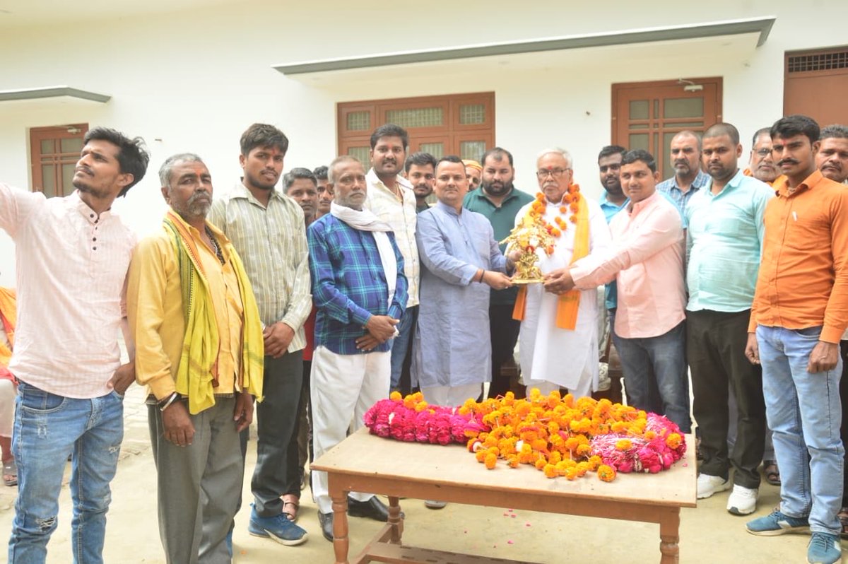 आज रामनवमी के पावन दिवस के शुभ मुहूर्त और अवसर पर गोण्डा जनपद के नव नियुक्त जिला अध्यक्ष मा॰ श्री अकबाल बहादुर तिवारी जी का हमारे आवास #शीतल_भवन पर स्नेहणूर्ण आगमन हुआ।💐

इस अवसर पर परिवार के अग्रजों, बरिष्ट अभिभावक गणों, छोटे भाइयों व शुभचिंतकों, साथियों के साथ मा॰ जिला अध्यक्ष