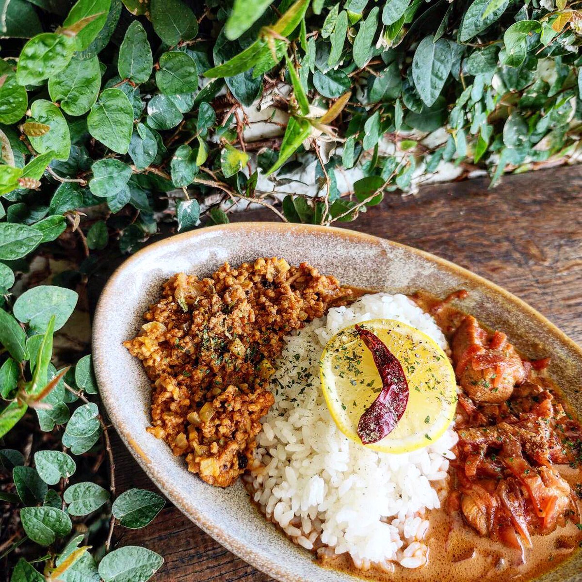 カレーやドリンクをテイクアウトされるお客さんがぐぐっと増えました！

気まぐれカレー
『スパイスキーマとチキンとビーツのココナッツカレーのあいがけ』

鉄分豊富なスーパーフードのビーツを使用しました！
スパイスキーマとの相性抜群！

#ba7cafe
#ばななかふぇ
#バナナカフェ
#岐阜カフェ