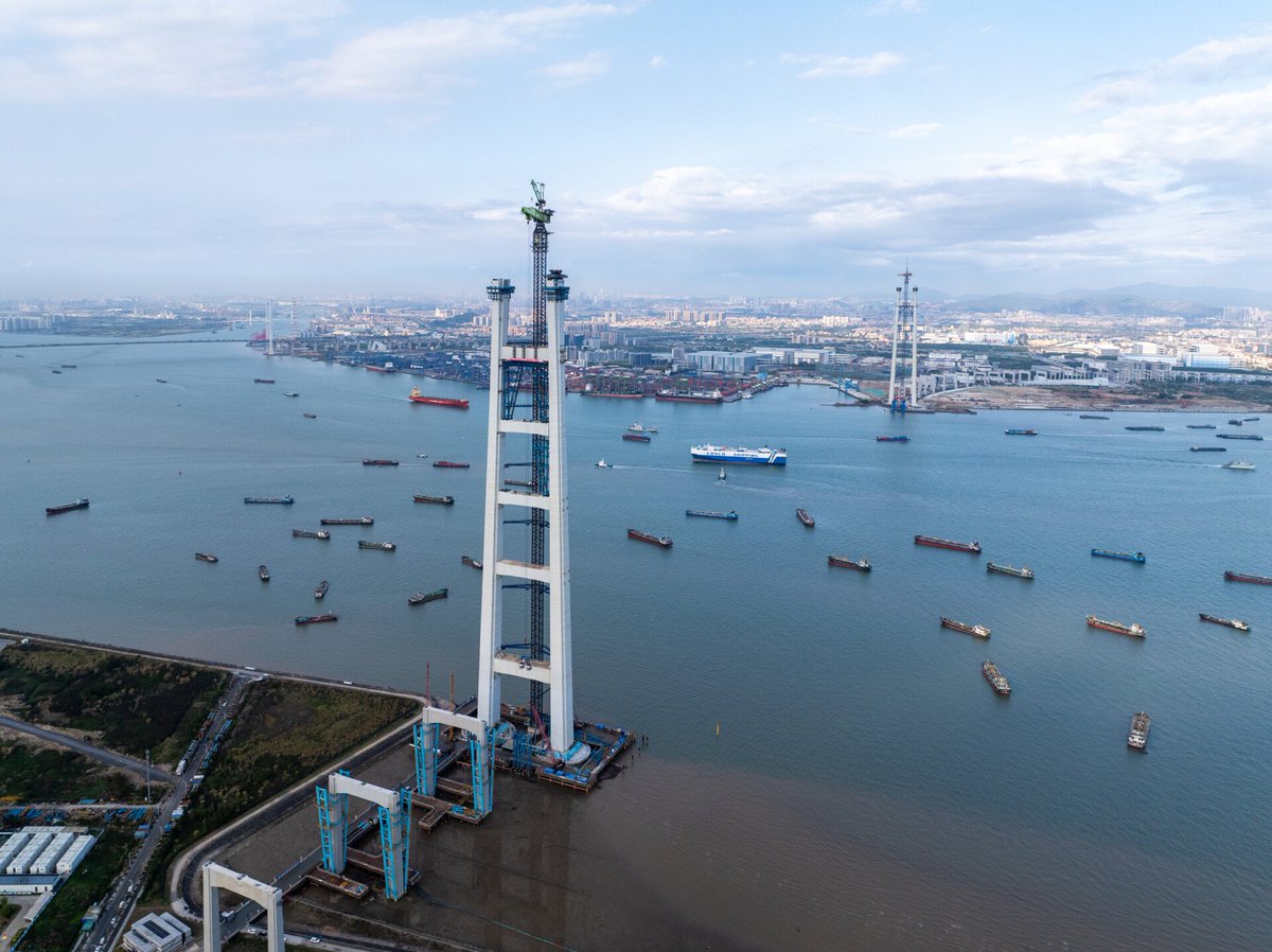 thisisGBA's tweet image. #Transportation | The Shiziyang Bridge has topped out, standing 342m tall with a 2,180m main span and 16 lanes across its double-deck design—set to break five world records 🔥

Connecting #Guangzhou's #Nansha and #Dongguan, it will help form a "one-hour living circle" across the