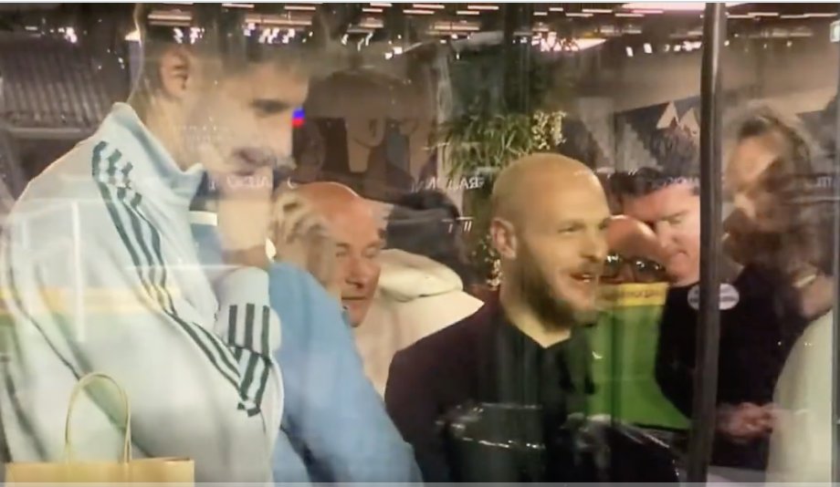 ArmandoAreniell's tweet image. Non c'è nulla di male nel mostrare i giocatori dell'#Italia esultare per l'esito di #Galles - #Bosnia, ma non c'è niente di male neanche nel gesto degli azzurri. Capisco l'esigenza di qualcuno nel dover fare polemica e interazioni, ma almeno per il bene del Paese evitiamo