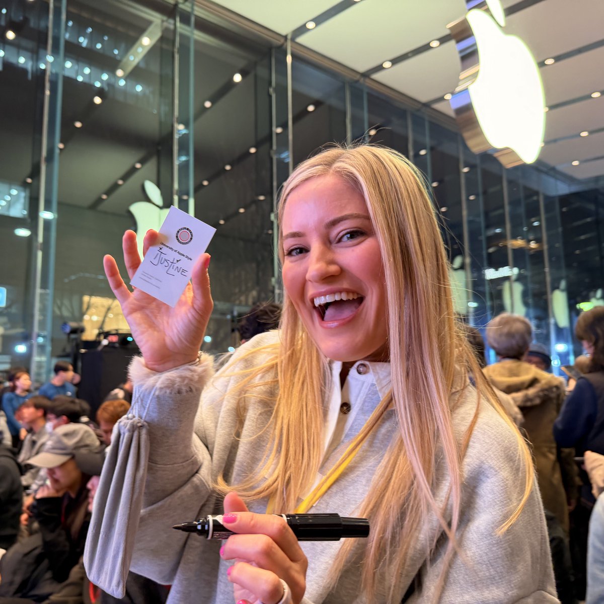 AppleStyle_Uni's tweet photo. iJustine(@ijustine) gave us her autograph on our University of Apple Style business card!
We’re truly honored that she is aware of University of Apple Style!
#Apple50
#TodayatApple
#AppleOmotesando
#Apple表参道 https://t.co/CJ9Svk8Fnn