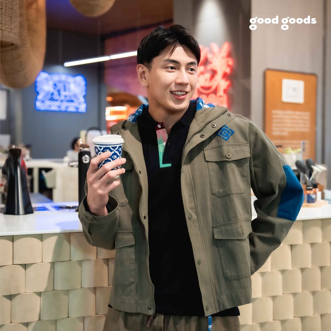 _adastraper's tweet photo. Can someone please give a raise to the person who dressed Huawei like this?
Those are totally his colors and his style.🫰
It makes him stand out so much.
And just look at that smile...Perfect pic.☝️😌
#huwei #huweiupdate #goodgoods https://t.co/nK3JXV4kfj