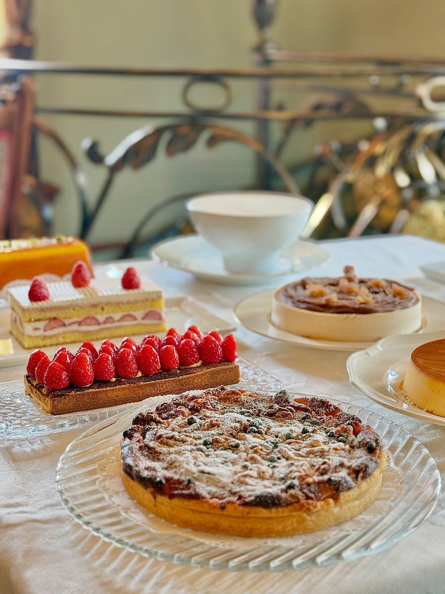 sassy_tokyocafe's tweet image. Discover Madame Toki in Daikanyama, a fairy-tale French villa in Tokyo. 🏛️✨
Enjoy a luxurious course featuring crispy grilled Tilefish &amp;amp; juicy roasted duck. The best part? The legendary ALL-YOU-CAN-EAT dessert wagon! 🍰🥧

📍 Madame Toki, Tokyo
#TokyoFood #Daikanyama #sweets