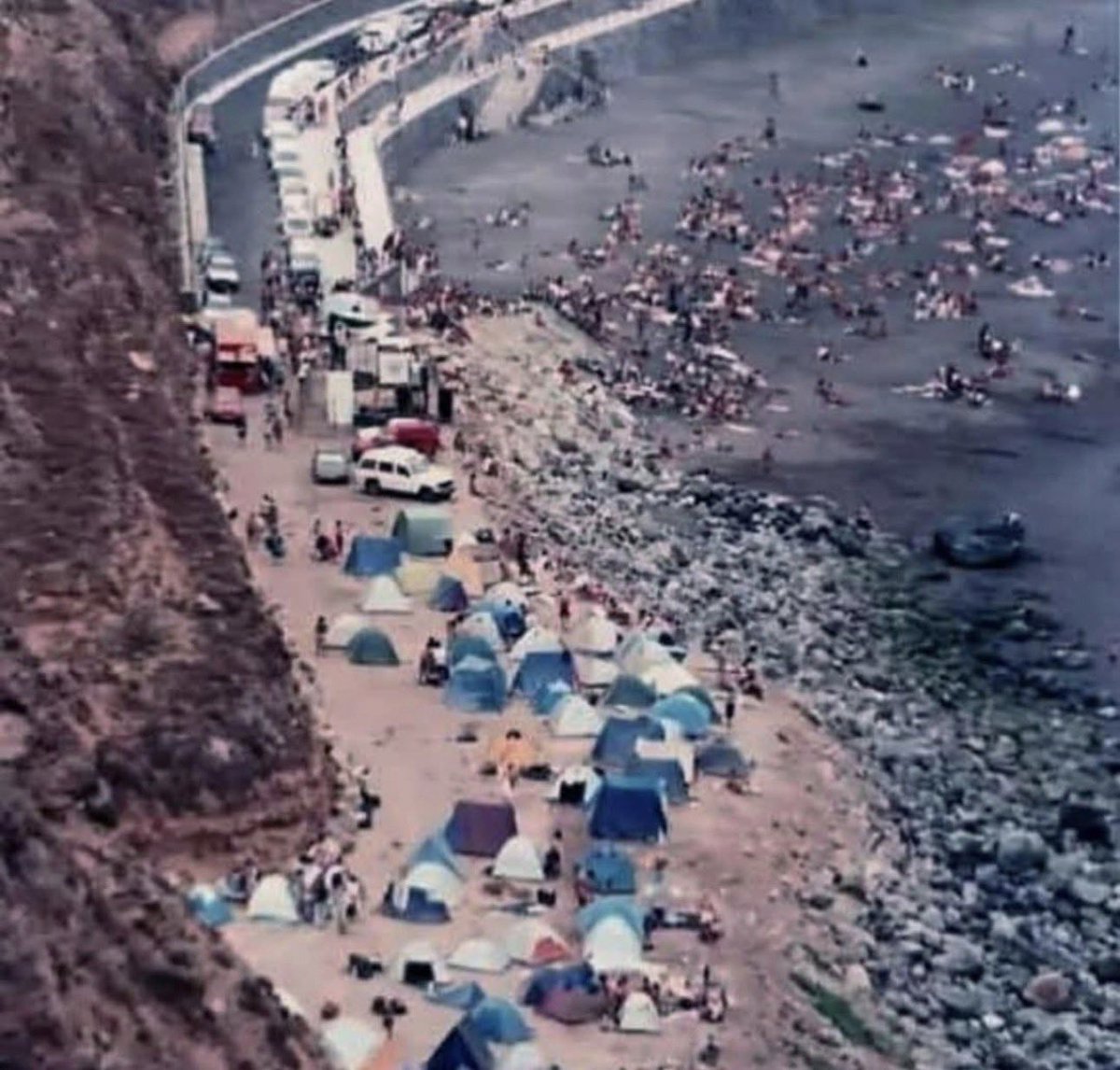 — ¿Dónde están los ecologistas? 
— …en la caseta azul.