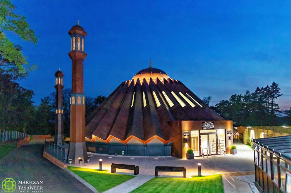 AneesReisu's tweet photo. Friday holds a special place in the hearts of Muslims—a day of renewal, reflection, and spiritual growth.

For Ahmadi Muslims, its blessings are even more profound as they gather to listen to the live Friday Sermon of the Khalifa of the time. United in spirit, they raise their voices in prayer for peace, compassion, and harmony across the world.

A day not just of worship, but of unity, hope, and a renewed commitment to the service of humanity.

 #FridayThoughts #Peace #Unity #IslamAhmadiyyat