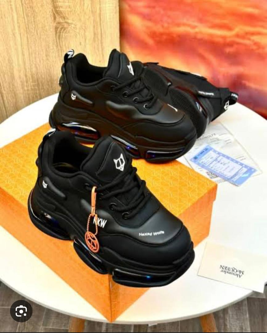 DLS Kicks Store 👟 tweet media