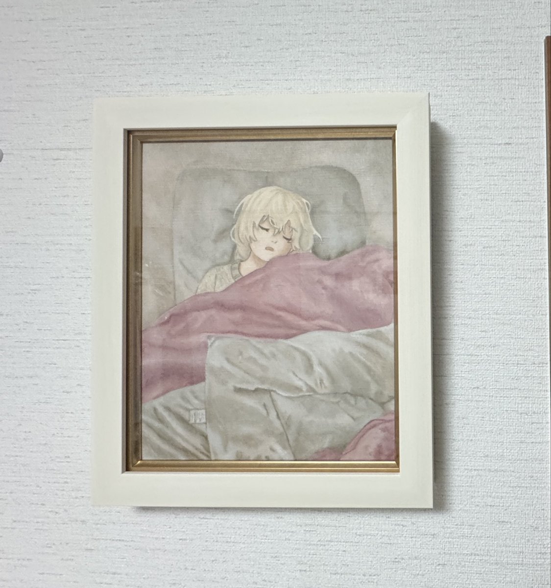 遅くなりましたが、先月ギャラリーディオキサジン様 <a href="/g_dioxazine2025/">ギャラリーディオキサジン</a> の常設展作品をお迎えしました☺️

泊木美羽さん <a href="/____________Hlt/">泊木美羽 TOMARIGI Miu</a> の「鼻先に冷たさを残して」🪶

寒い冬、大きな布団にこっぽりと包まって温まる幸福感が見事に描かれています🛌