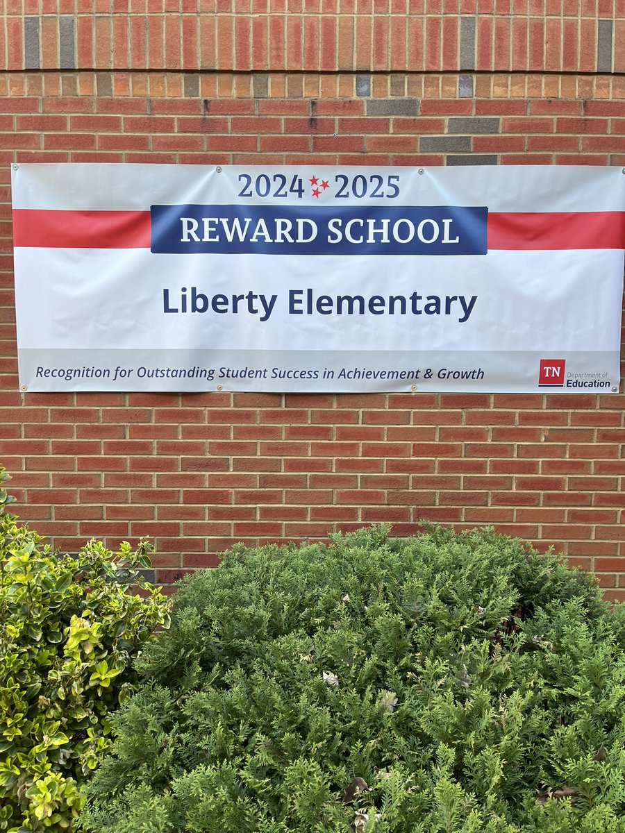 AmyPattonLES's tweet photo. I just love fresh, new Reward School banner!  #LibertyLeads #FSDProud https://t.co/Lx0IBn037L