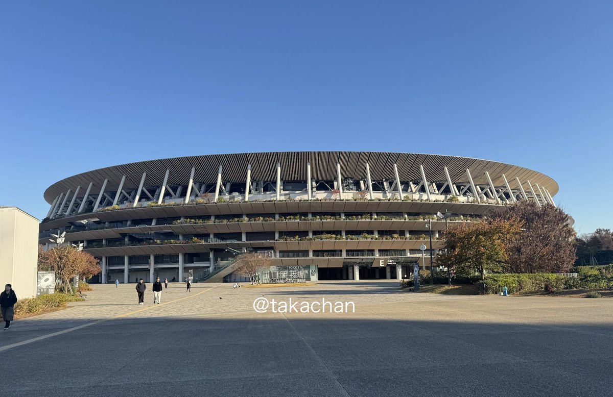 maximilian6356's tweet photo. 4月のTWICE国立競技場に向け
気温の変化を探る🤔
図は上が2025年、下が2024年の
4月25、26、28日で
データを引っ張り出した👀
25年と24年で大分気温に違いはあるが
18時以降で見ると気温が日中から
極端に下がらないことが分かる👀
プラス観客の熱気、自分達が動くを
考えると夜でも暑い傾向にあるかも^_^
ただし、国立競技場は暑さ対策のため自然の風を気流循環させる様に設計され、それを踏まえると人によっては寒さを感じるかもしれない。まだ暑くて脱ぐ可能性と寒くて着る可能性があることから、脱いだ時に負担にならない薄い服の重ね着が有効と思われる^_^
あくまで予想^_^
ウインドブレーカーだけだと
日中暑さにハマりそうな気がする🤭笑