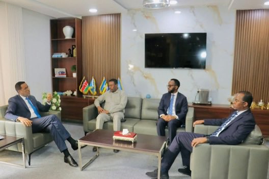 sntvnews1's tweet image. NIRA DG @AbdiwaliAbdulle, together with Somalia’s Ambassador to Kenya H.E. Jabril Ibrahim Abdulle, today inaugurated the NIRA Office at the Somali Embassy in Nairobi.

#Somalis living in Kenya can now obtain the ID Card at the Embassy; marking the 30th NIRA office established