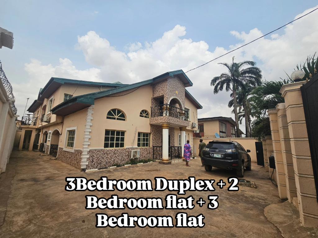 Barodsglobal's tweet photo. 🏠3 Bedroom Duplex with Block of Flats for Sale that consist of 3bedroom flat, 2bedroom flat and 1 Bedroom self contain 
📍Elite Road, Idi-Aba, Abeokuta 

🔖N100 million asking price 

 For inspection call or Whatsappp 
☎️ +234 8022288806 or 08131873518 https://t.co/D9lqG8GZFv