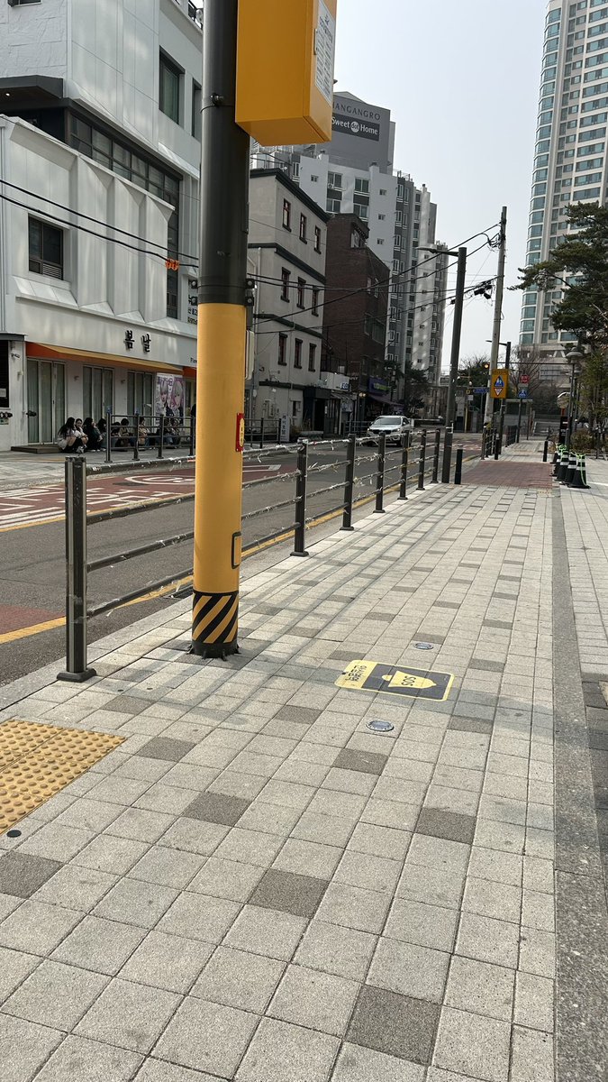 salguvs's tweet photo. al parecer HYBE quitó los carteles de protesta que fueron puestos hoy frente a la empresa.

les da miedo el alboroto visual que esto puede causar, ahora más que nada tenemos que ponernos vrgas con el boicot!!

#WeWalkWithNI_KI #니키
#AlwaysWithENHYPEN https://t.co/kt3iZrCaDr