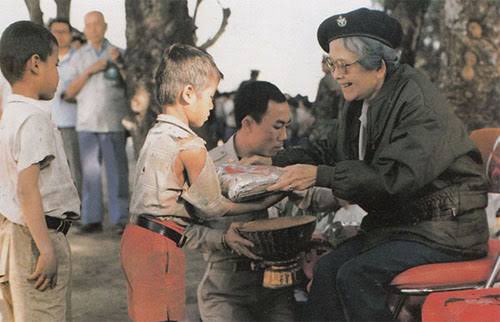 เด็กๆ ต้องฝึกหัดอบรมทั้งกายทั้งใจให้เข้มแข็ง เป็นระเบียบและสุจริต เพื่อประโยชน์ของตนในภายหน้า เพราะคนที่ไม่เข้มแข็ง ไม่สามารถควบคุมกายใจให้อยู่ในระเบียบและความดี ยากนักที่จะได้ประสบความสำเร็จ และความเจริญอย่างแท้จริงในชีวิต (พระบรมราโชวาท เนื่องในวันเด็กแห่งชาติ 8 ม.ค. 26)