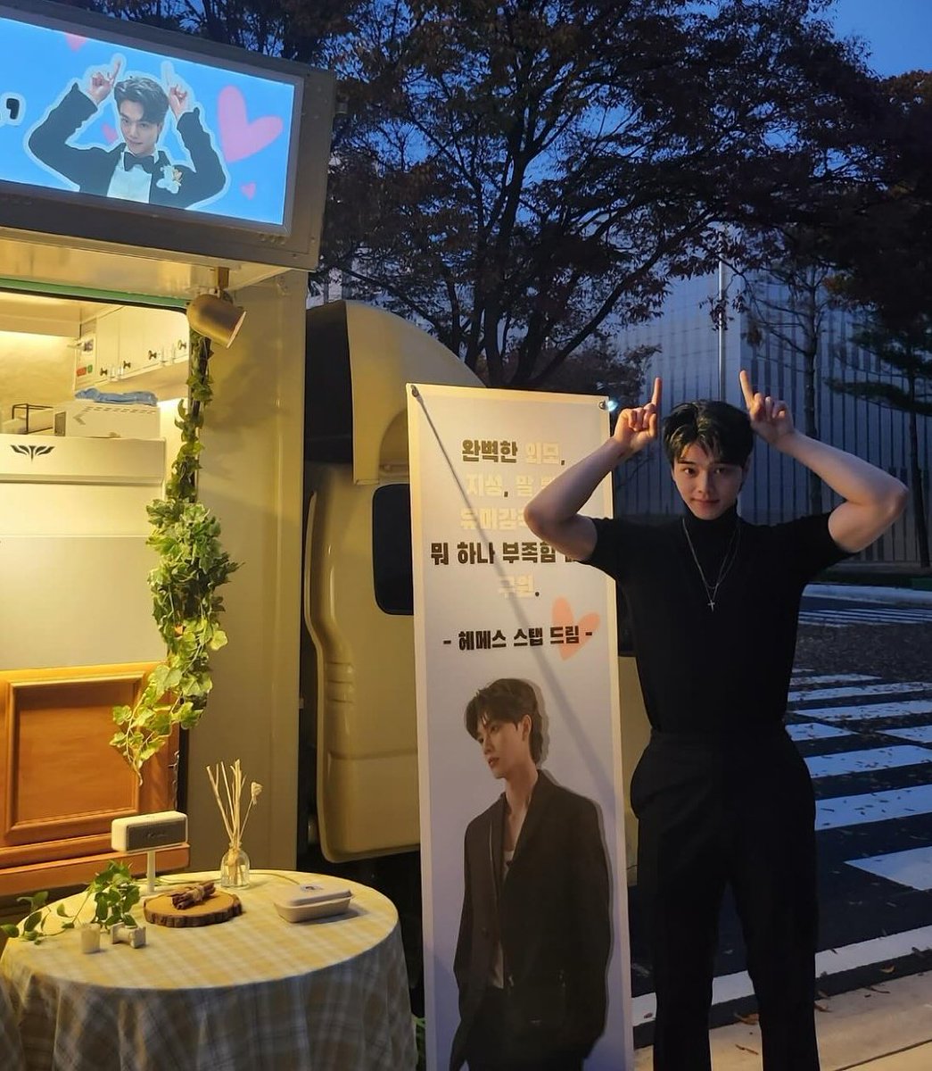 배너속 송강포즈따라하는 송강둥이 진짜진짜귀엽다는걸 아는사람