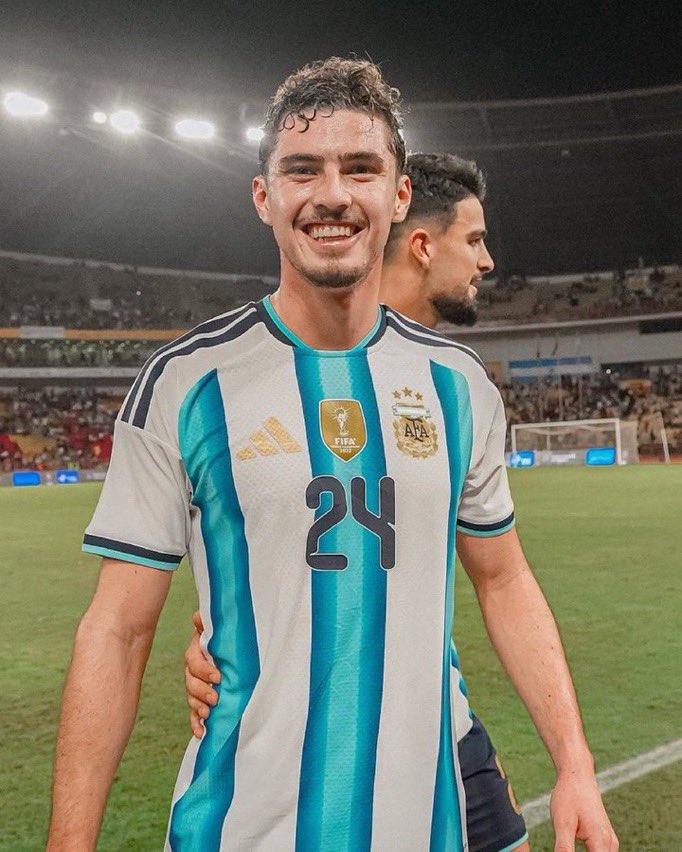 Duele.
Se dice que tenia acordado irse al Atl Madrid por 40M y que Julian vaya al Barca.
Hoy a falta de 7 fechas es el maximo goleador de la ligue 1