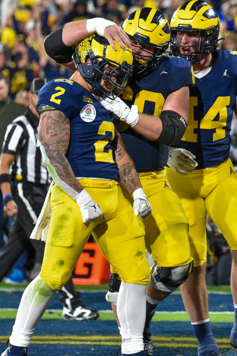 muck_photo's tweet photo. The last time #1 Michigan played #4 Alabama 🏈🌹🏆 https://t.co/yIIxnRd6RF
