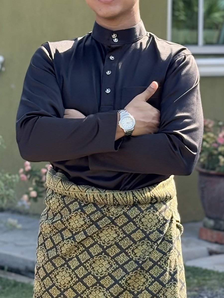 rfmxhdana's tweet photo. Baju Melayu hitam laksana pendekar bersilat,
Bersamping kemas penuh adat dan tertib,
Di ambang Syawal jiwa kian terikat,
Kasih bertaut, ukhuwah mekar tiada bertepi.

Selamat hari rayo from me! 🖤
#selamathariraya #bulanbintanghq #raya2026 #budakmelayu https://t.co/DJipb92WRf