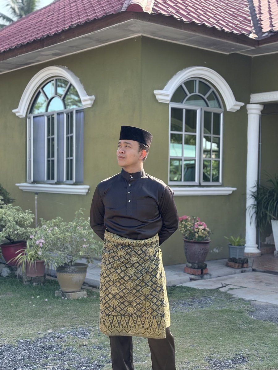 rfmxhdana's tweet photo. Baju Melayu hitam laksana pendekar bersilat,
Bersamping kemas penuh adat dan tertib,
Di ambang Syawal jiwa kian terikat,
Kasih bertaut, ukhuwah mekar tiada bertepi.

Selamat hari rayo from me! 🖤
#selamathariraya #bulanbintanghq #raya2026 #budakmelayu https://t.co/DJipb92WRf