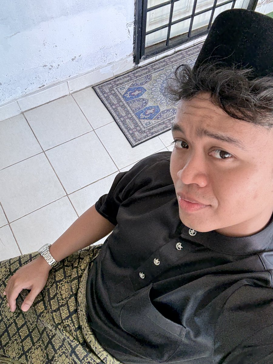 rfmxhdana's tweet photo. Baju Melayu hitam laksana pendekar bersilat,
Bersamping kemas penuh adat dan tertib,
Di ambang Syawal jiwa kian terikat,
Kasih bertaut, ukhuwah mekar tiada bertepi.

Selamat hari rayo from me! 🖤
#selamathariraya #bulanbintanghq #raya2026 #budakmelayu https://t.co/DJipb92WRf