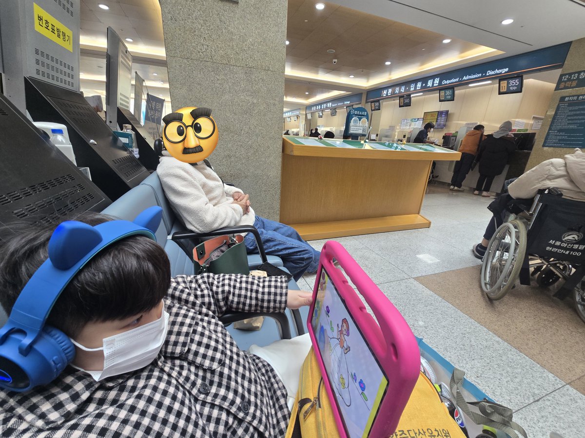 bus828253's tweet photo. 태어나서  3일만에  양발 아킬레스건 수술했고
왼발은 괜찮아졌는데   오른발이 문제가있어 
경과를 쭉지켜보다가  교수님께서 수술할때가 되었다해서
2차  아킬레스건 연장과   발바닥절개해서  연장하였다
오른발도 이제 좋아지겠지 https://t.co/jgE0MJv2QI