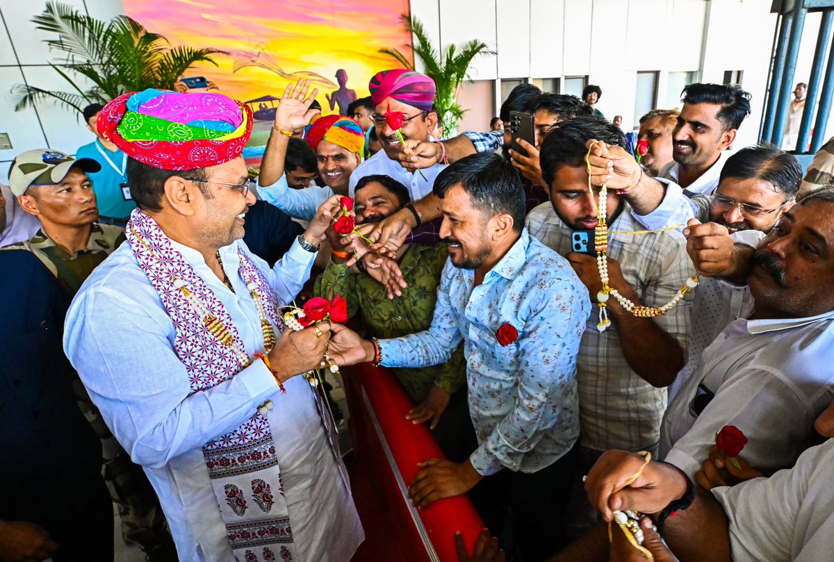 amethiya_anup's tweet image. “जलाहार रखना एक बात है, लेकिन जलाहार पर रखते हुए 3 राज्यों में यात्रा करना, केरल में प्रत्याशियों के पर्चे भरवाना, दिल्ली में PM और मंत्रियों से मिलना, और राजस्थान में लगातार जयपुर से बाहर प्रवास, ये अलग स्तर का मेहनत है। @BhajanlalBjp जी 

#ModiHaiTohStabilityHai #PetrolPrice