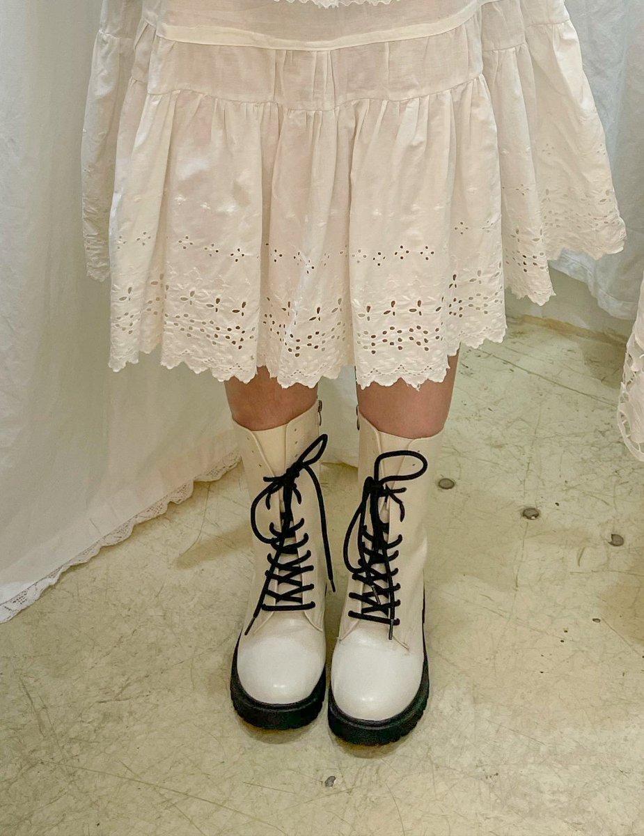 Outer: Vintage PINKHOUSE 
Floral Embroidered blouson
Blouse: Vintage Europe Blouse
Skirt: Vintage Eyelet Embroidered Skirt 

오늘 빈티지 핑크하우스 블루종 입고 외출 🤍
단골 빈티지샵에서 스커트 디테일에 
그냥 지나칠 수 없었다 🤭

#vintage #Pinkhouse #ピンクハウス