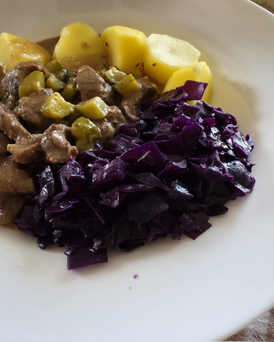 PMD486's tweet photo. ~Beef goulash with potatoes and red cabbage, served with Club Mate Cola. Eierschecke for dessert~
#CapyVirus #cookingPMD #cookingFRD #ClubMateCola https://t.co/W4KpbNktBV