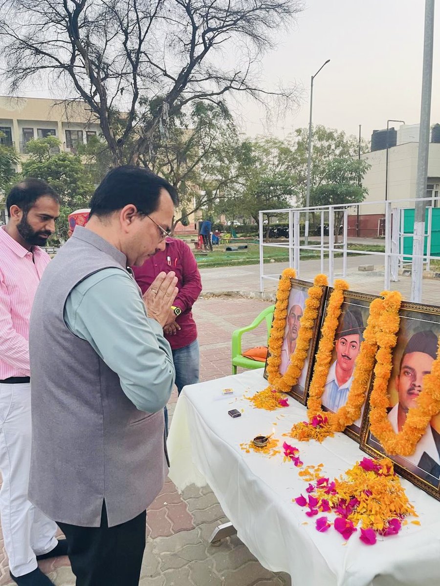 Abvp4CUH's tweet photo. अभाविप हरियाणा केंद्रीय विश्वविद्यालय इकाई द्वारा शहीद भगत सिंह, सुखदेव और राजगुरु के बलिदान दिवस के अवसर पर एक दीप वीरो के नाम कार्यक्रम का आयोजन किया गया। जिसमें विवि के कुलसचिव प्रो सुनील कुमार जी एवं केंद्रीय कार्यसमिति सदस्य कु. तृप्ति जी मुख्य रूप से उपस्थित रहे। https://t.co/HLgPzaellV