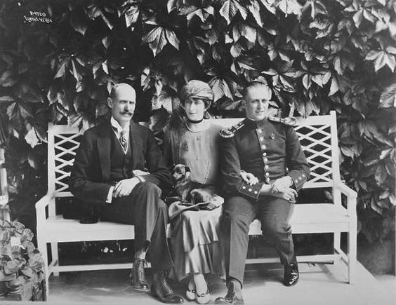 RobertP54606176's tweet image. Queen Maud of Norway with King Haakon and Crown Prince Olaf. This was taken in the summer at Bygdøy kongsgård, the family's residence on the Bygdøy peninsula, Oslo. #Norway #royal