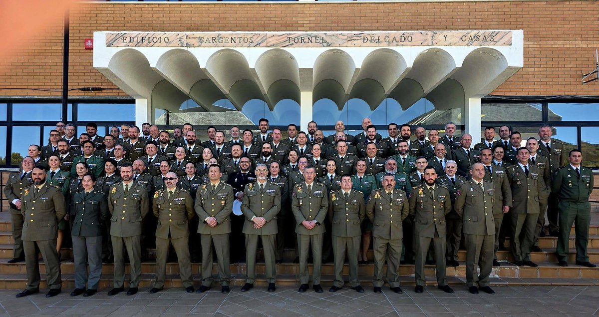 Con la despedida del cuadro de profesores y la alocución final del Director de la #AGBS TALARN Angel Francisco Rodríguez se procede a la clausura del I/26 curso de actualización a cabo mayor del ET.