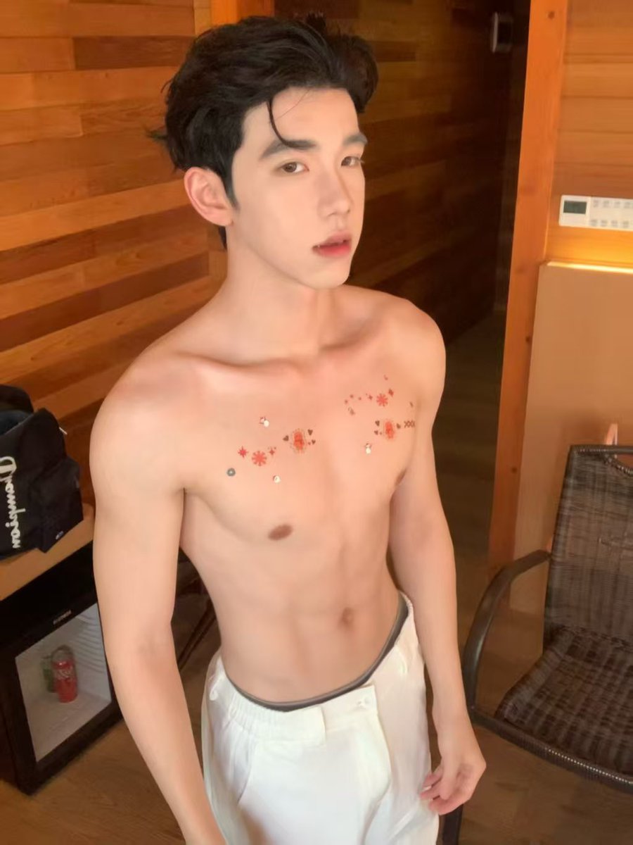 拍照的路甲（黑化版） tweet media