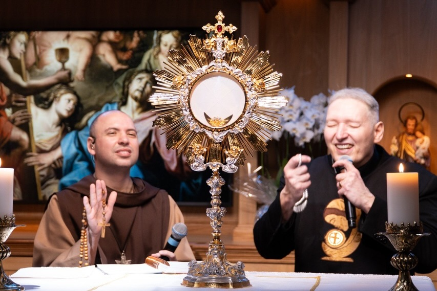 FreiGilsonCMES's tweet photo. Que alegria rezar mais um Santo Rosário com vocês. Já são 33 dias juntos em oração.

Hoje tivemos a alegria de receber o @pemarcelorossi , em um dia em que invocamos o Espírito Santo. Tenho certeza de que todos saíram cheios do Espírito Santo após esse Rosário.

Amanhã teremos o último dia da semana, e será muito especial.

Agora me conta aqui nos comentários: o que mais te marcou hoje?