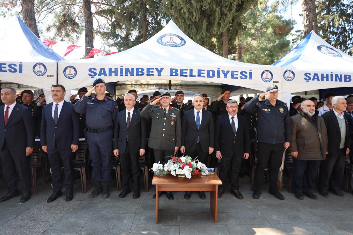 Abdlkadirs27's tweet photo. Antep Savunmamızın unutulmaz kahramanlarından Şehit Şahin Bey’i  Şehadetinin yıl dönümünde anıtı başında saygıyla yad ettik.

Milletimizin bağımsızlık mücadelesinde gösterdiği eşsiz fedakârlığın simgelerinden olan Şahin Bey’i ve tüm şehitlerimizi rahmet, minnet ve saygıyla anıyorum. Ecdadımızın aziz hatırası, birlik ve beraberliğimizin en güçlü ilham kaynaklarından biri olmaya devam edecektir.
Ruhu şad, mekânı cennet olsun. 🇹🇷

#Şahinbey #Gaziantep

@FatmaSahin 
@GaziantepBeld